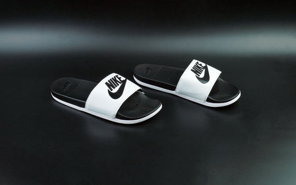 Black white 2025 nike slides